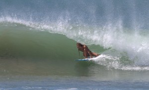 Tia-Blanco-surfing