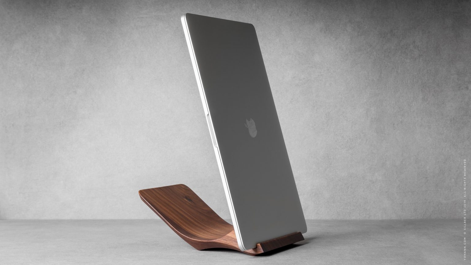 13yohannproductYB1WAmacbookandmacbookprostandwalnutwoodin